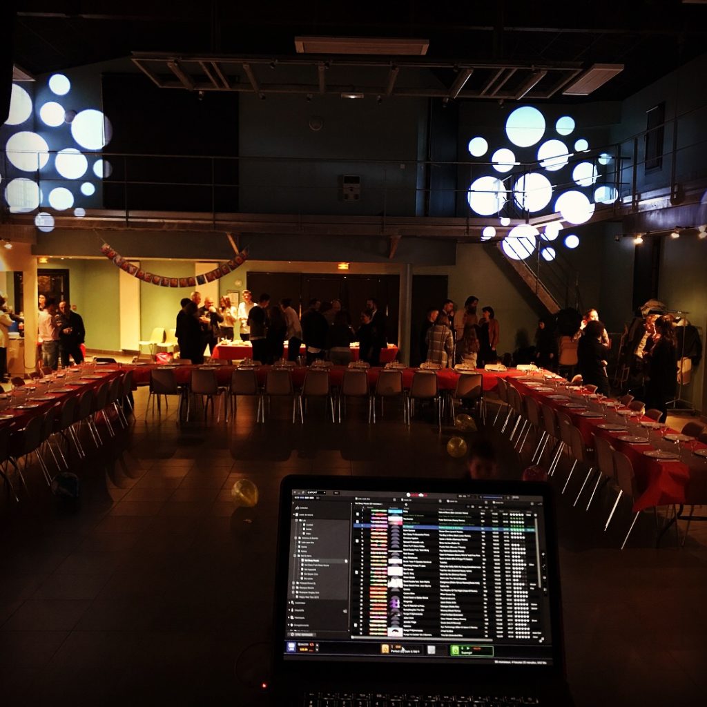 Animation d'anniversaire pour les 18 ans de Léa à la salle de Villegouge. Animation sons et lumières  par DJ YAN'S 